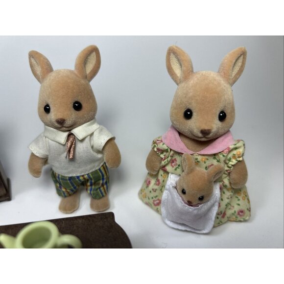 Sylvanian Families Calico Critters Figures Lot 4 kangaroo And Furniture - Picture 3 of 6